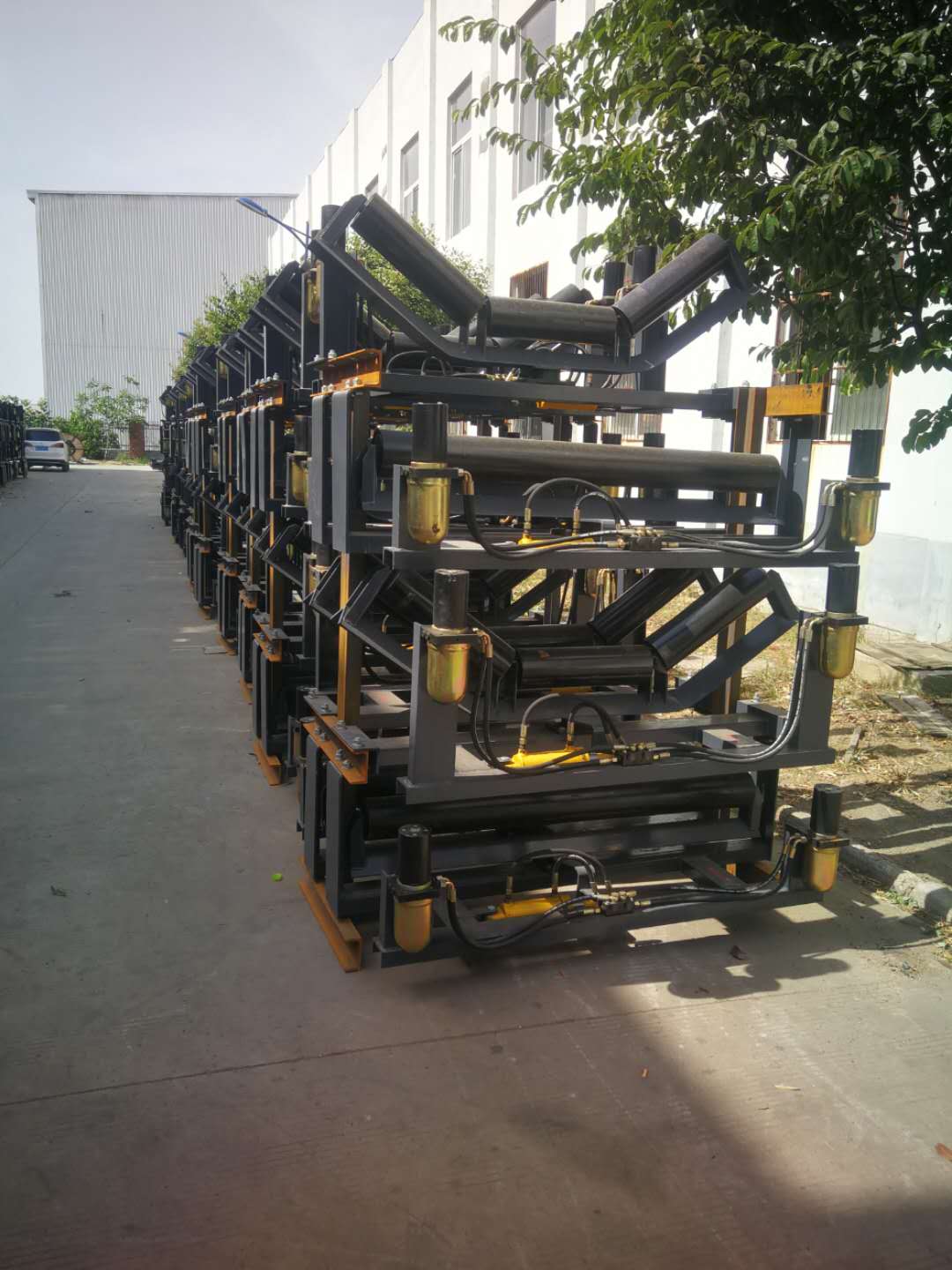 Hydraulic belt correction device for conveyor protection