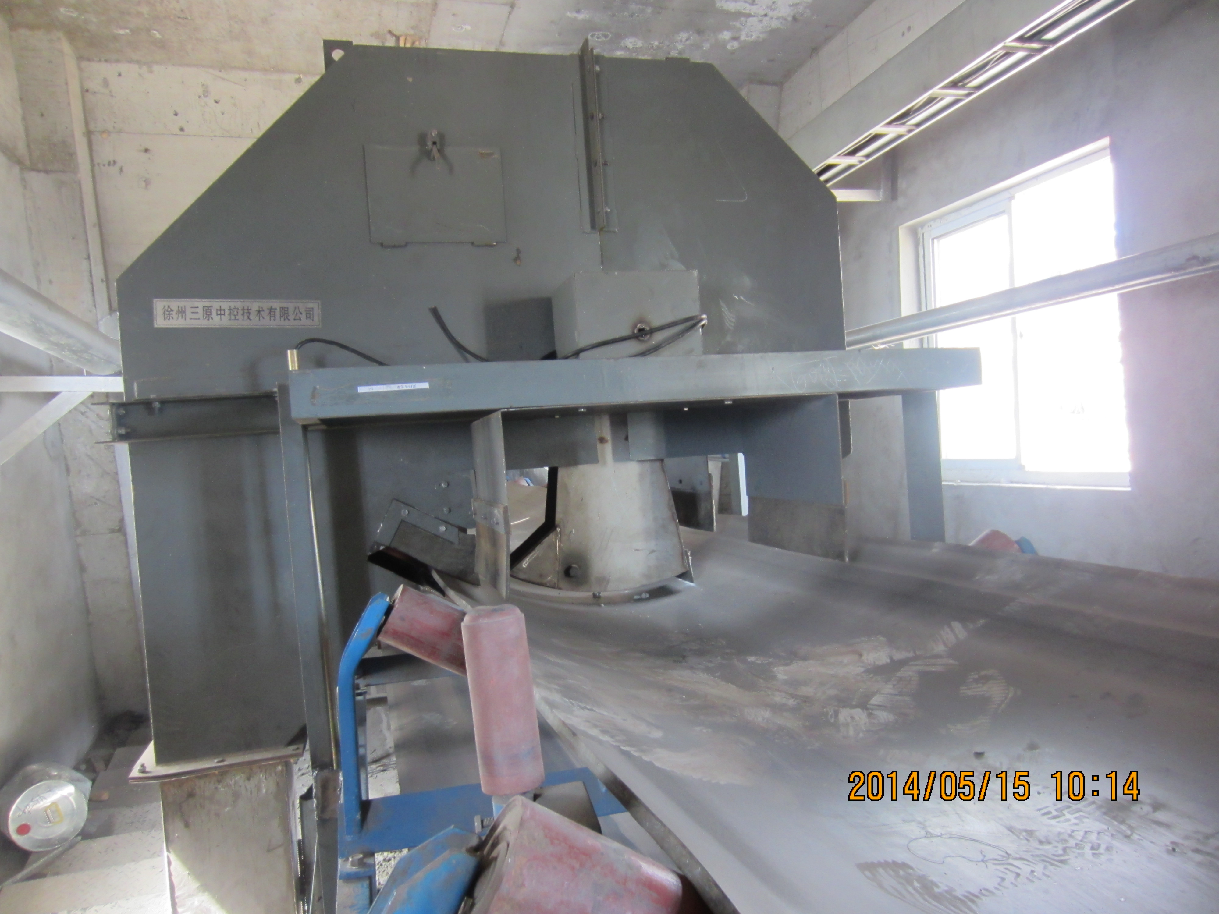 Belt middle sampling equipment installed above a conveyor